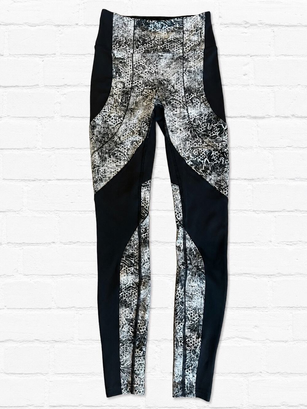Lululemon Size 4 Black White Patterned Athletic Leggings Yoga Running Pants